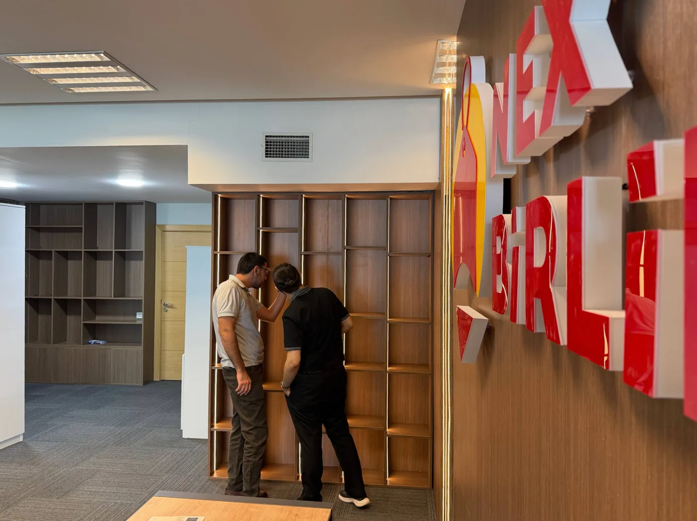 Vitrin yanında söhbət edən iki nəfər · müştərinin təqdim etdiyi foto
