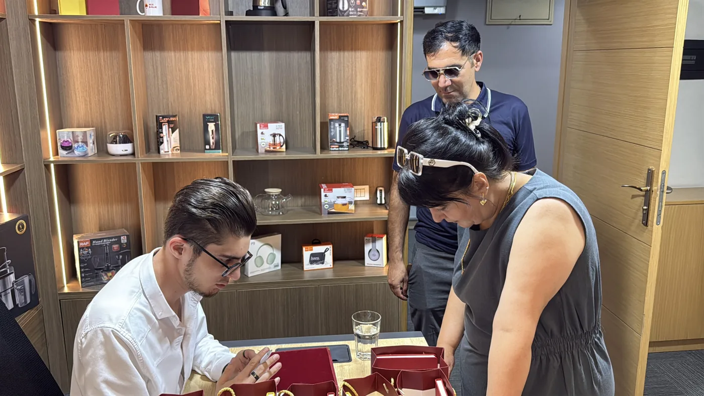 Qırmızı çantalar olan masa ətrafında söhbət · müştərinin təqdim etdiyi foto