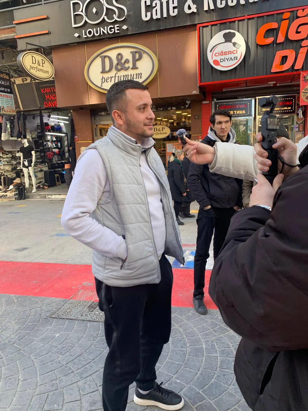 Küçədə qırmızı çanta ilə söhbət səhnəsi; alıcı rəyi kimi təqdim edilmir · müştərinin təqdim etdiyi foto