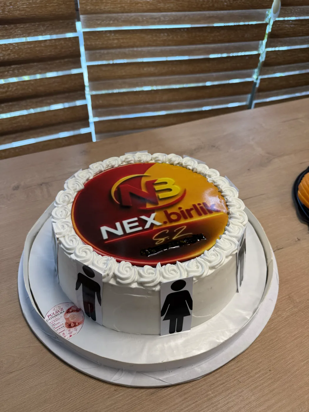 Boşqabda brend nişanlı tort